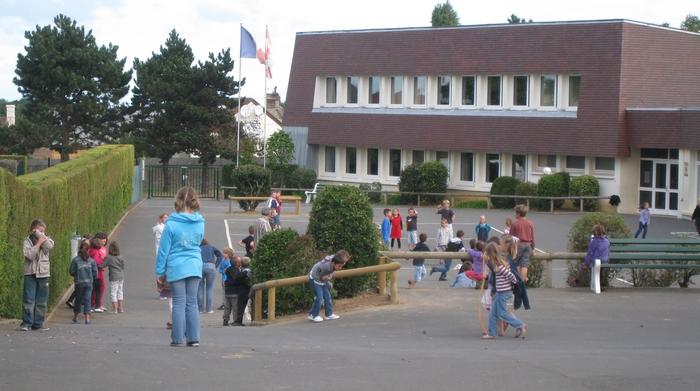 Courseulles-sur-Mer : cour de l'école élémentaire Gilbert Boulanger